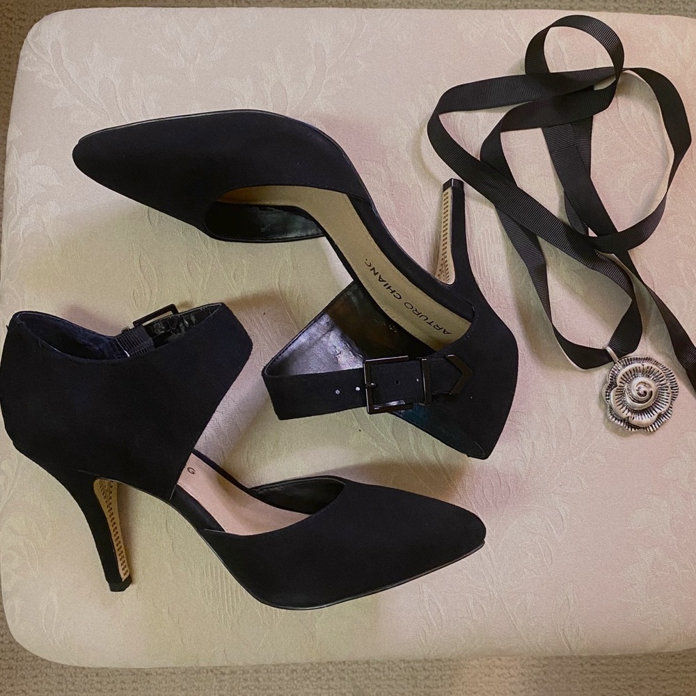Black pointed toe heels size 7.5